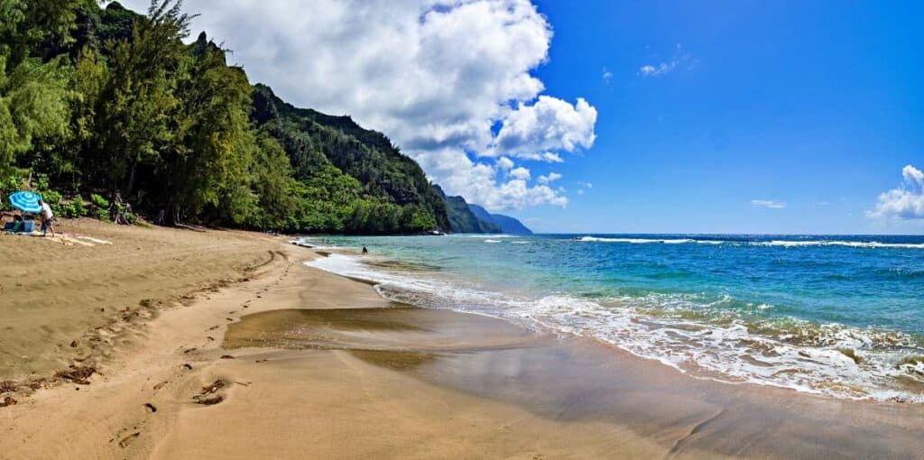 Bring your beach umbrellas and other gear with you when you visit Ke'e Beach, Hawaii