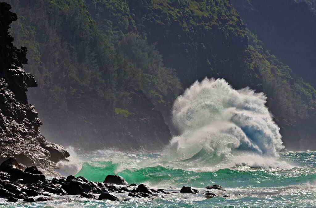 Rough waters and rogue waves on Ke'e Beach in winter