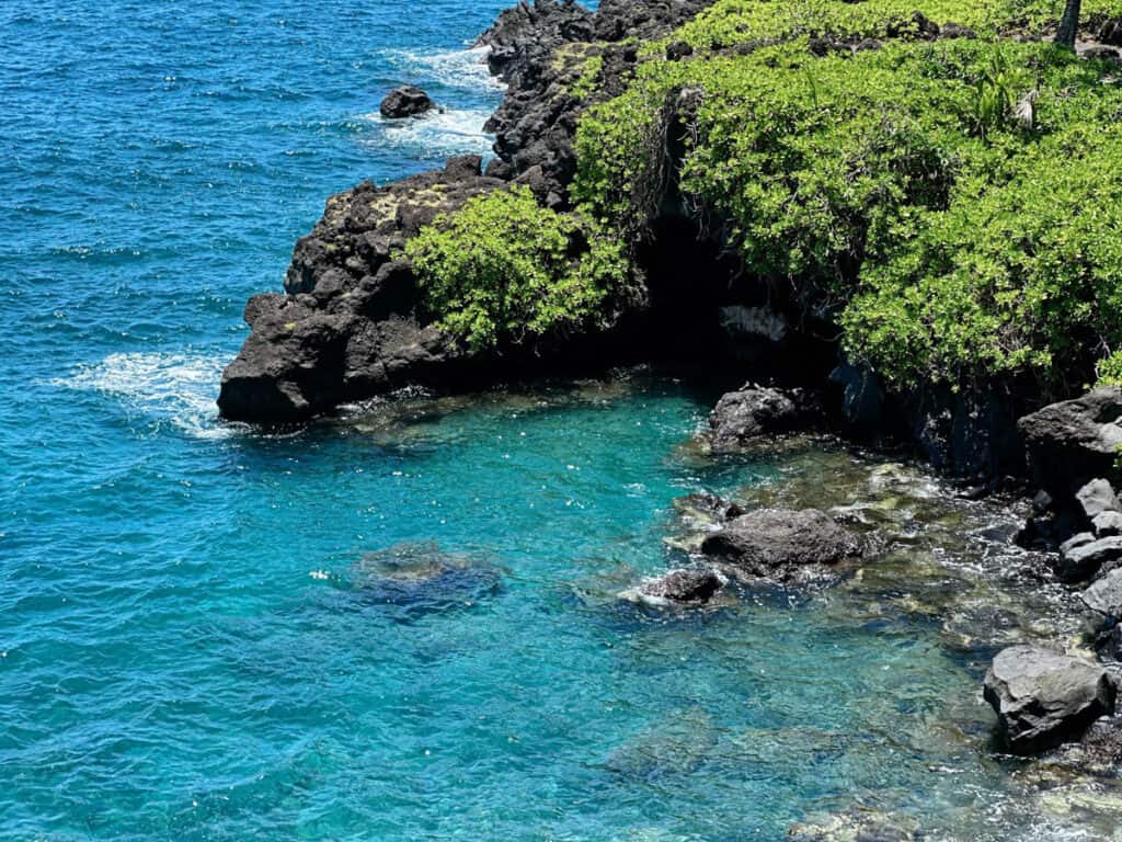 Turquoise waters of Pa'iloa Bay at Waianapanapa State park in Maui